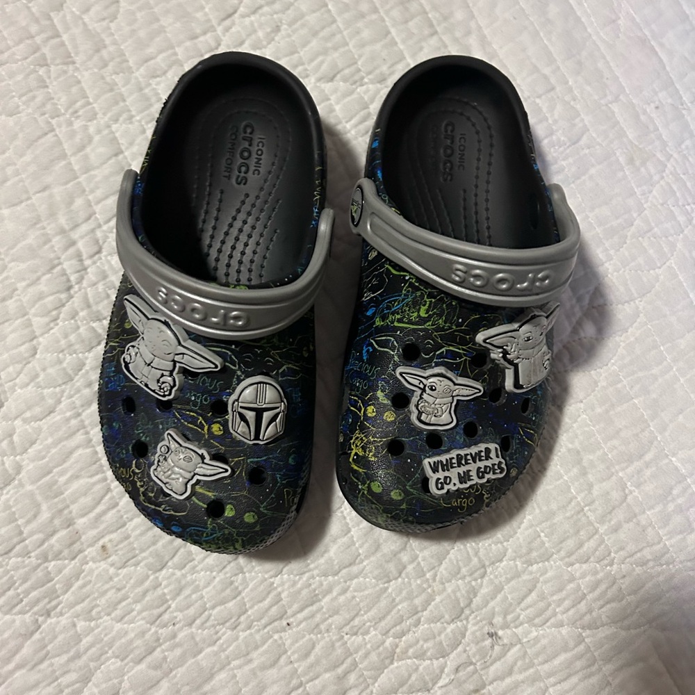 CROCS Kids' Star Wars Clogs - Mandalorian